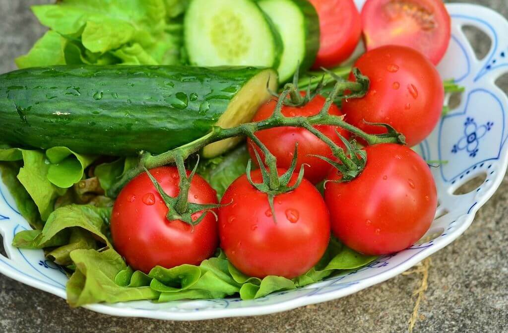 Tomātu, gurķu un avokado salāti